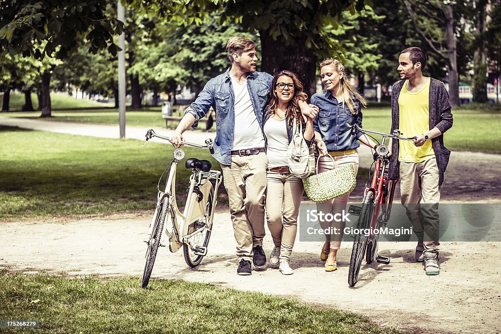 Grupo de adultos jóvenes juntos en el parque - Foto de stock de 20-24 años libre de derechos