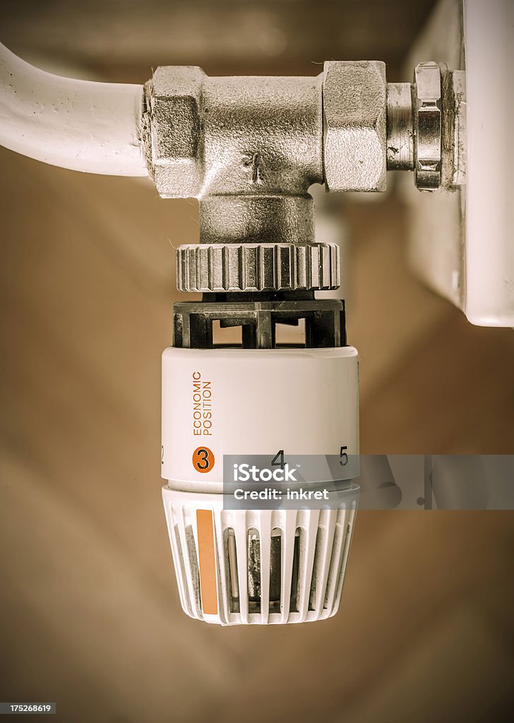 Радиатор отопления с регулятором - Стоковые фото Без людей роялти-фри