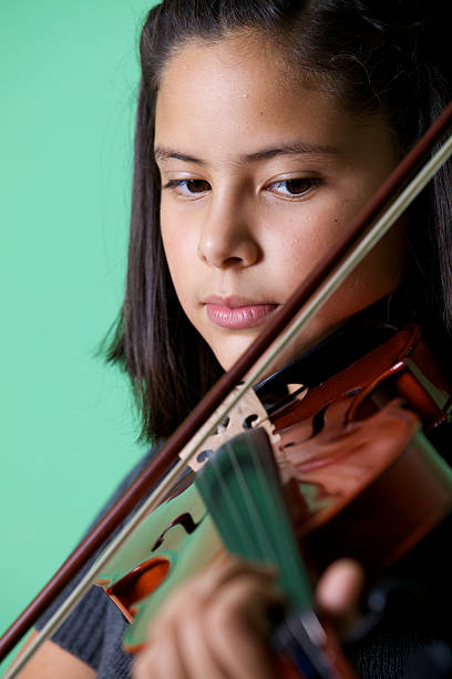 молодая девушка играет на скрипке - latin american and hispanic ethnicity child violin music стоковые фото и изображения