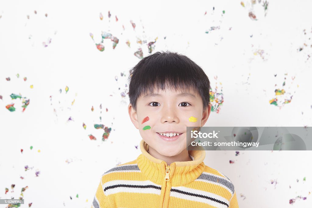 Young Asian boy playing con pinturas de dedo - Foto de stock de 6-7 años libre de derechos