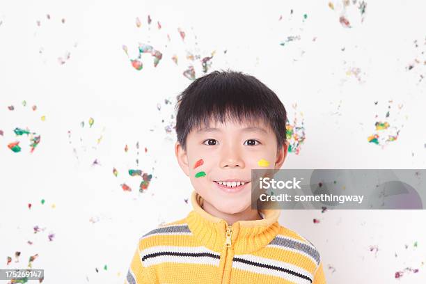 Young Asian Boy Playing Con Pinturas De Dedo Foto de stock y más banco de imágenes de 6-7 años - 6-7 años, Alegre, Alegría