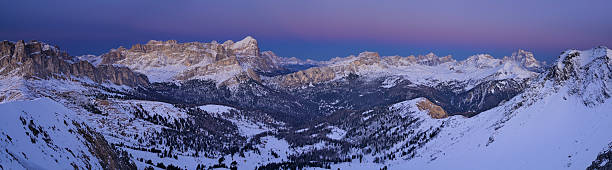 tofane grupo em crepúsculo (montanhas dolomitas-itália) - beauty in nature belluno clear sky color image imagens e fotografias de stock