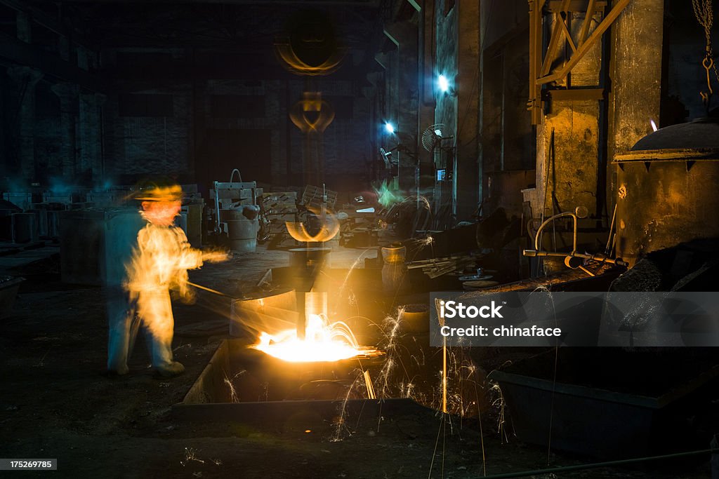 Altoforno presso stabilimento metallurgico - Foto stock royalty-free di Immagine mossa