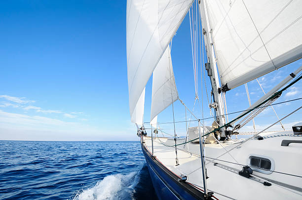 navegar hacia el horizonte. - sailboat fotografías e imágenes de stock