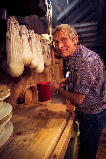 cheesemaking tradicional - farmer color image photography switzerland - fotografias e filmes do acervo
