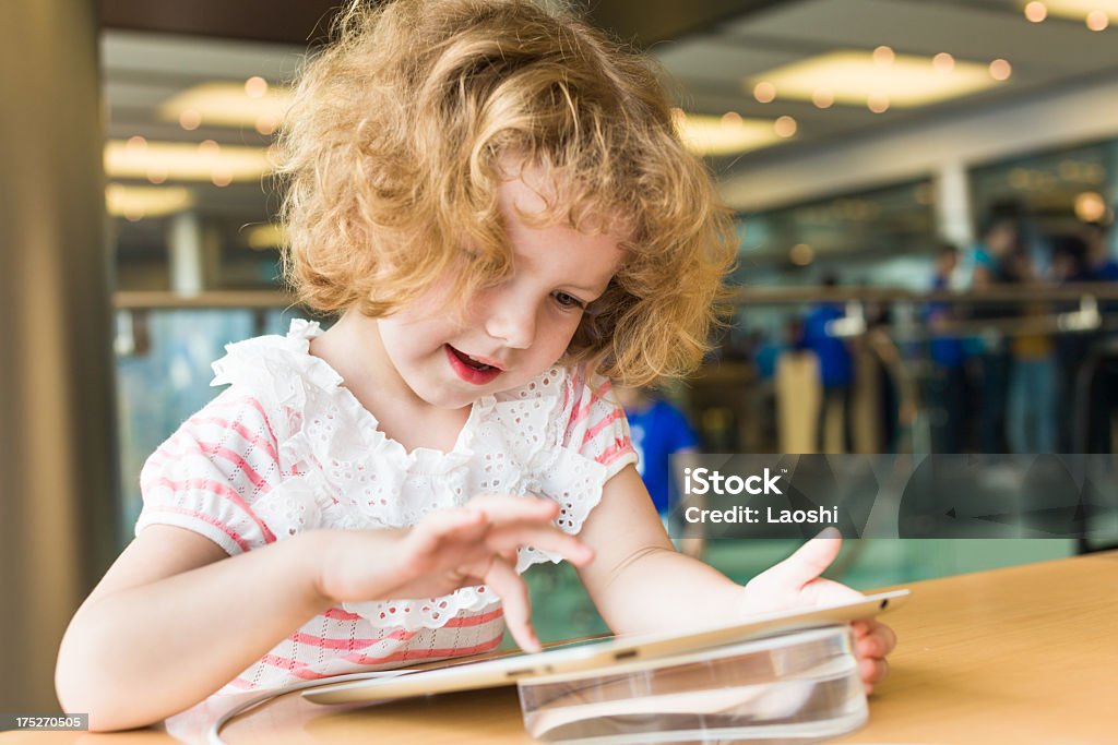 Linda chica con tableta Digital - Foto de stock de 4-5 años libre de derechos