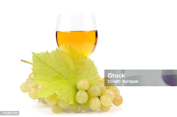 Ramo De Uvas E Copo De Vinho - Fotografias de stock e mais imagens de Bebida Alcoólica - Bebida Alcoólica, Branco, Cheio