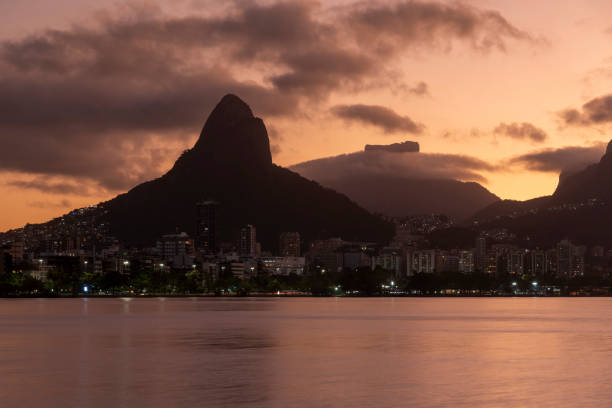 istock Sunset at Lagoa Rodrigo de Freitas in Rio de Janeiro 1752861810