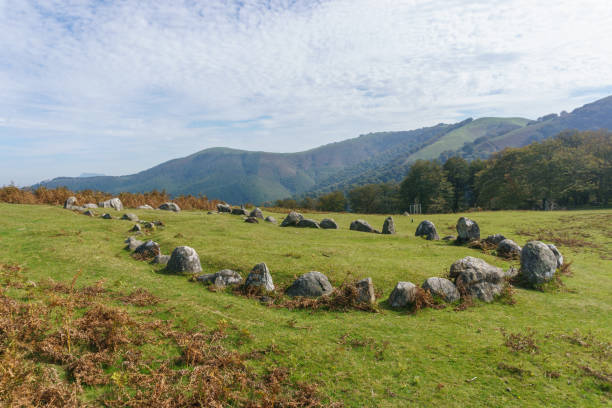 círculo de piedra crómlech de oianleku harrespila con hermoso paisaje montañoso en otoño, aiako harria, país vasco, españa - dolmen stone grave ancient fotografías e imágenes de stock