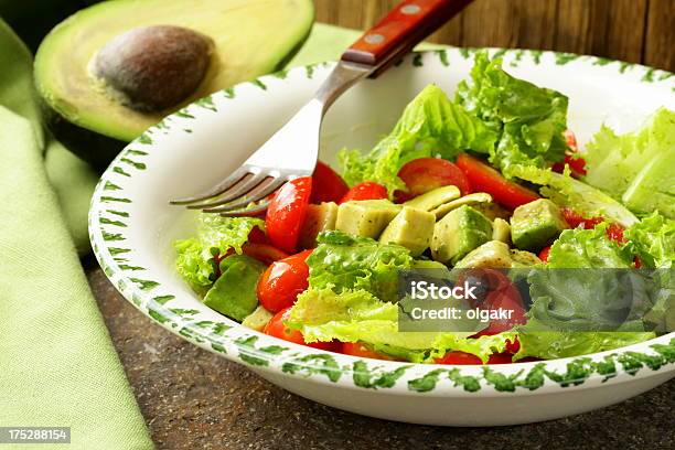 Salat Mit Avocado Und Kirschtomaten Stockfoto und mehr Bilder von Abnehmen - Abnehmen, Avocado, Blatt - Pflanzenbestandteile