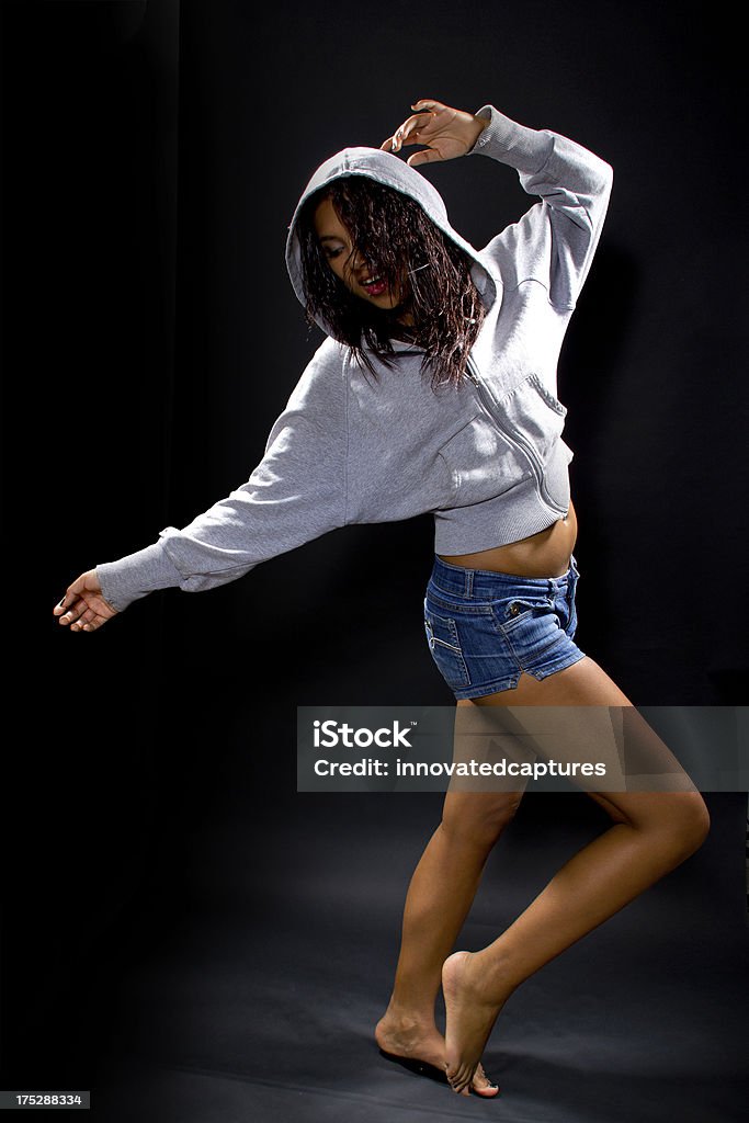 Latina женщина Танцор носить с капюшоном - Стоковые фото Большой город роялти-фри