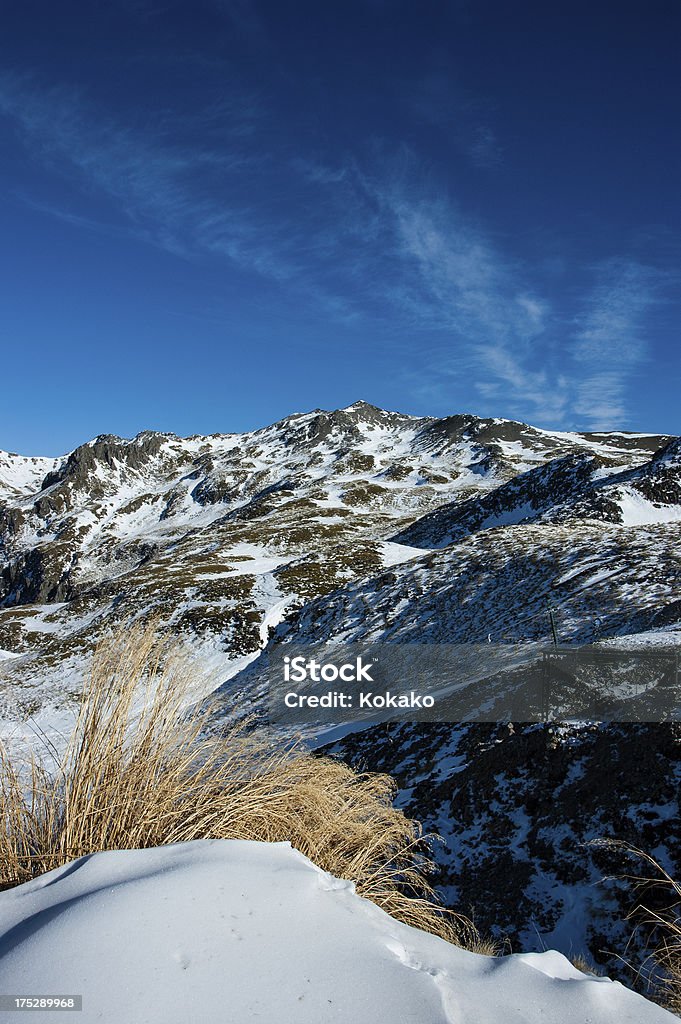 Cubierto de nieve la cima de la montaña - Foto de stock de Aire libre libre de derechos