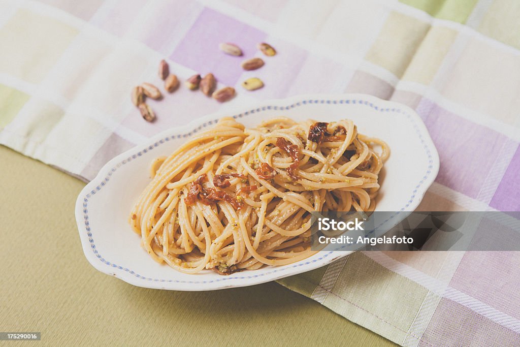 Spaghetti et Pesto à la pistache - Photo de Ail - Légume à bulbe libre de droits