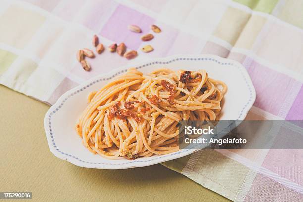 Photo libre de droit de Spaghetti Et Pesto À La Pistache banque d'images et plus d'images libres de droit de Ail - Légume à bulbe - Ail - Légume à bulbe, Aliment, Aliments et boissons