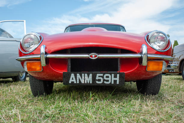 jaguar type e v12 rouge voiture de sport classique - jaguar car vintage car collectors car personal land vehicle photos et images de collection