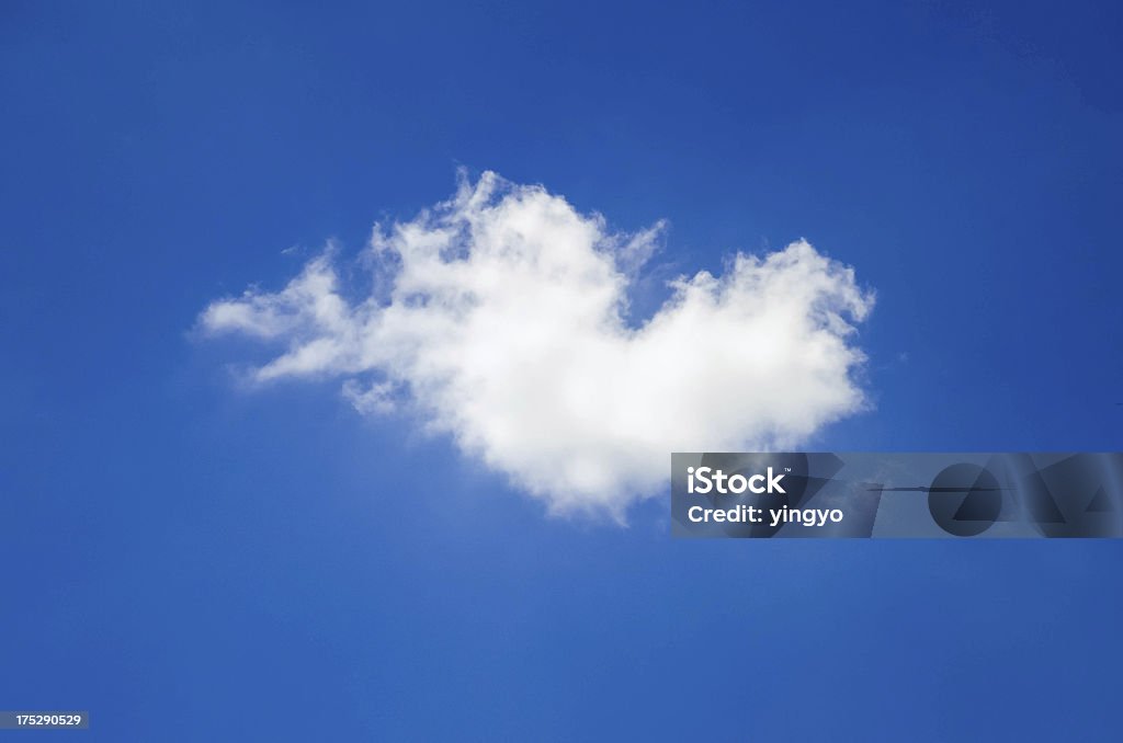 Lanuginoso cloud la forma di cuore su sfondo blu cielo. - Foto stock royalty-free di Amore