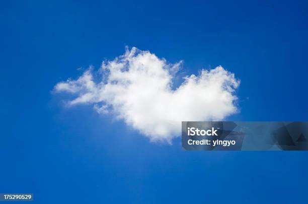 Lanuginoso Cloud La Forma Di Cuore Su Sfondo Blu Cielo - Fotografie stock e altre immagini di Amore