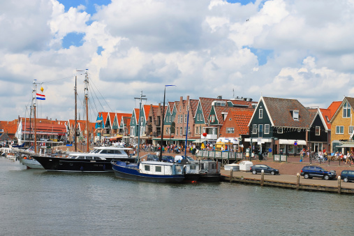 Embarcaciones en el puerto de Volendam.  Países bajos photo