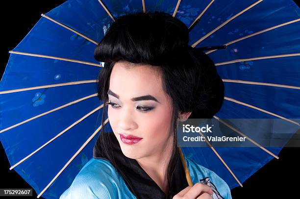 Photo libre de droit de Androgyne Asiatique Mâle De Geisha Regarder Ailleurs banque d'images et plus d'images libres de droit de 18-19 ans