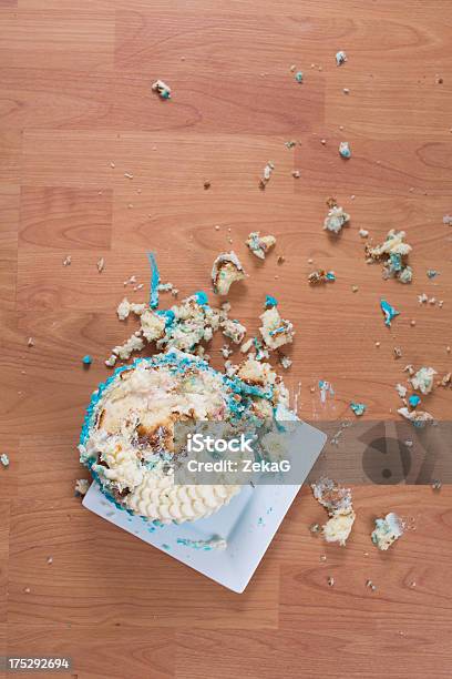 Zwinąć Tort Urodzinowy Na Podłodze - zdjęcia stockowe i więcej obrazów Ciasto - Ciasto, Uszkodzony, Podłoga