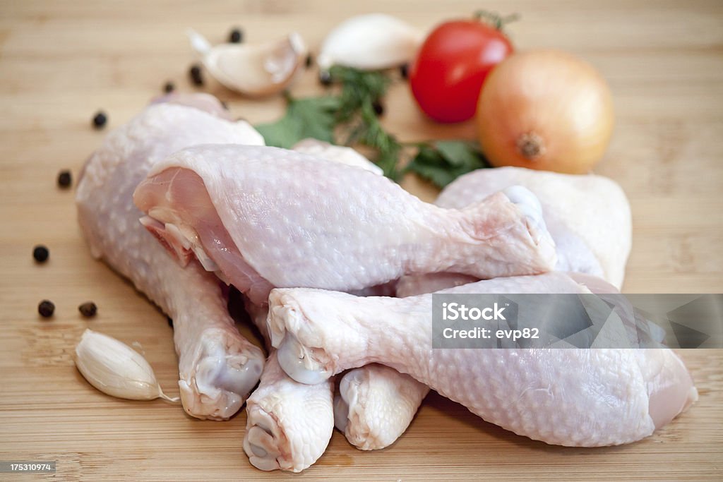 Cuisses de poulet cru avec des légumes et des épices - Photo de Ail - Légume à bulbe libre de droits