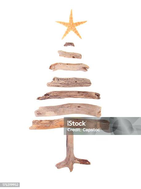 Driftwood Árbol De Navidad Foto de stock y más banco de imágenes de Blanco - Color - Blanco - Color, Decoración - Objeto, Decoración navideña