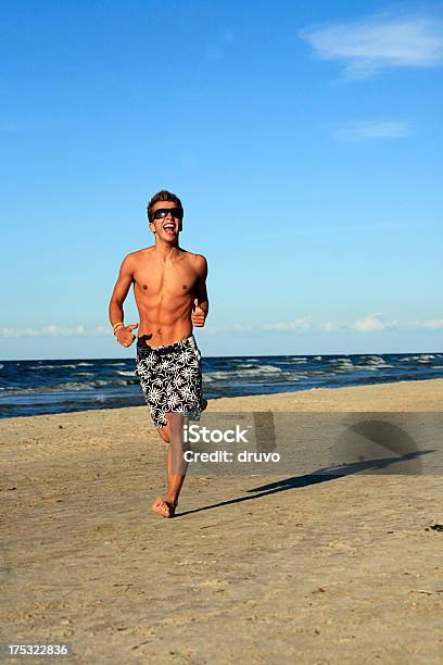 Ragazzo In Spiaggia - Fotografie stock e altre immagini di Acqua - Acqua, Adulto, Ambientazione esterna