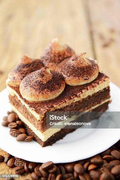 Tiramisù Torta Su Un Piatto - Fotografie stock e altre immagini di Alimentazione non salutare - Alimentazione non salutare, Beige, Caffè - Bevanda