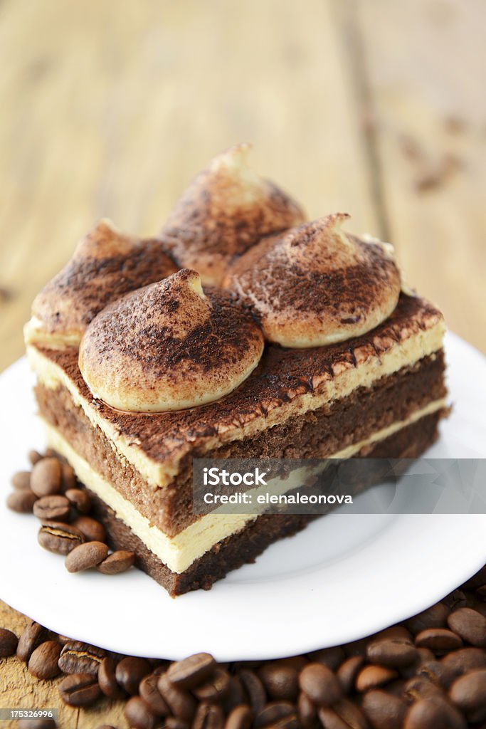 Tiramisu ciasto na talerzu - Zbiór zdjęć royalty-free (Bez ludzi)