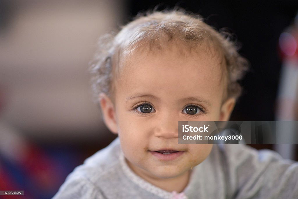 赤ちゃんの女の子は彼女のテディー - 1歳以上2歳未満のロイヤリティフリーストックフォト