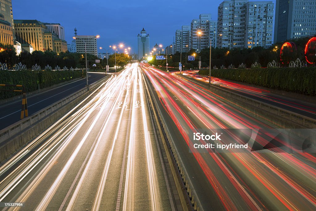 Traffico di ora di punta di notte su Autostrada a corsie multiple - Foto stock royalty-free di Accendere (col fuoco)