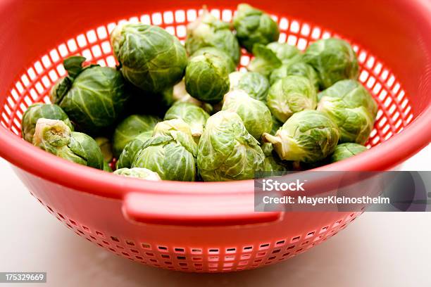 Couves De Bruxelas No Culinária Sieve - Fotografias de stock e mais imagens de Comida e Bebida - Comida e Bebida, Cor verde, Couve-de-bruxelas