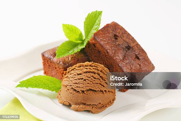 Mini Brownies Com Colher De Gelado De Chocolate - Fotografias de stock e mais imagens de Bolo Seco de Chocolate - Bolo Seco de Chocolate, Colherada, Gelado