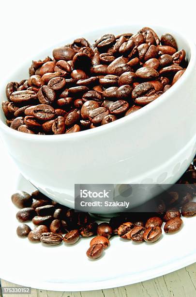Arrosto Chicchi Di Caffè In Una Tazza Bianca - Fotografie stock e altre immagini di Assaggiare - Assaggiare, Caffè Arabica - Bevanda, Chicco di caffè tostato