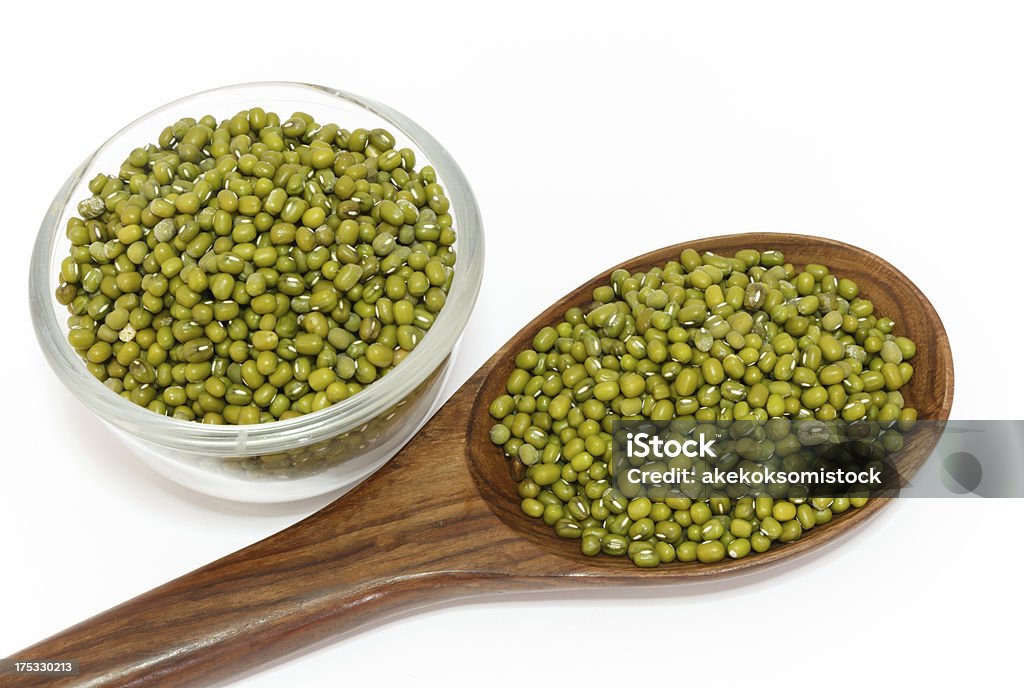 Verde fagioli mungo isolato su sfondo bianco - Foto stock royalty-free di Agricoltura