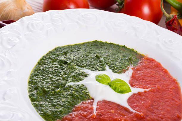 토마토색-시금치 크림 수프 - tomato sauce tomato spinach soup 뉴스 사진 이미지