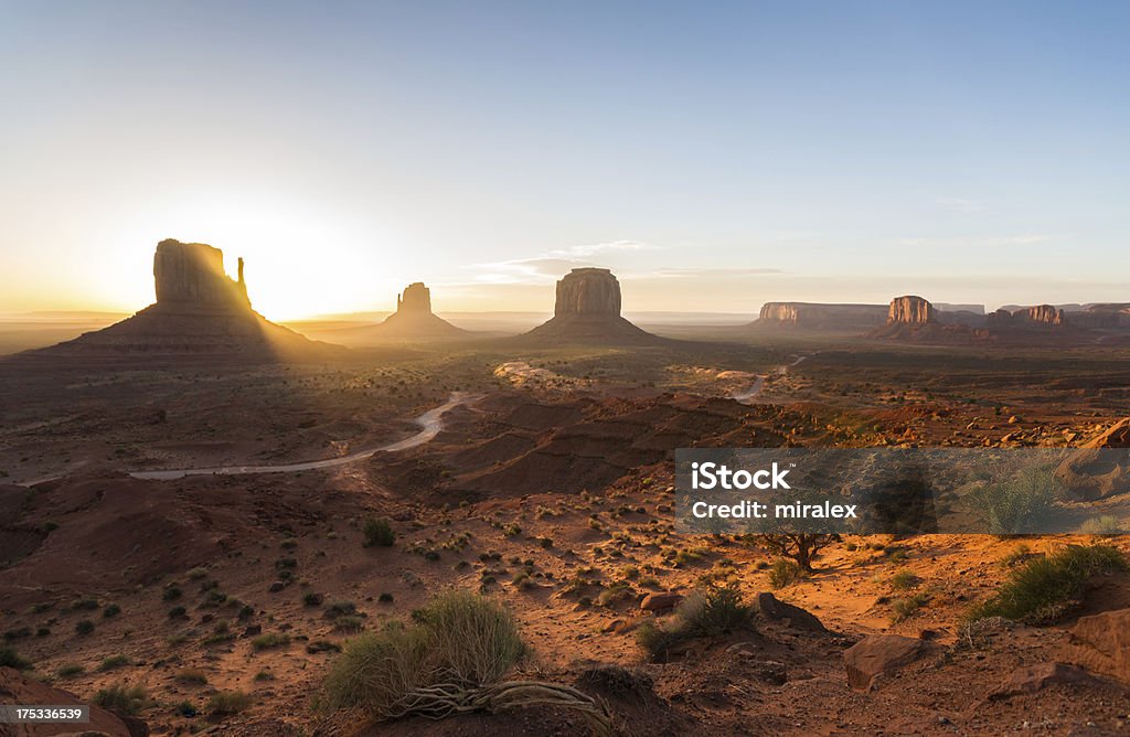 Прекрасный рассвет на Долина монументов Аризона, США - Стоковые фото Восход солнца роялти-фри