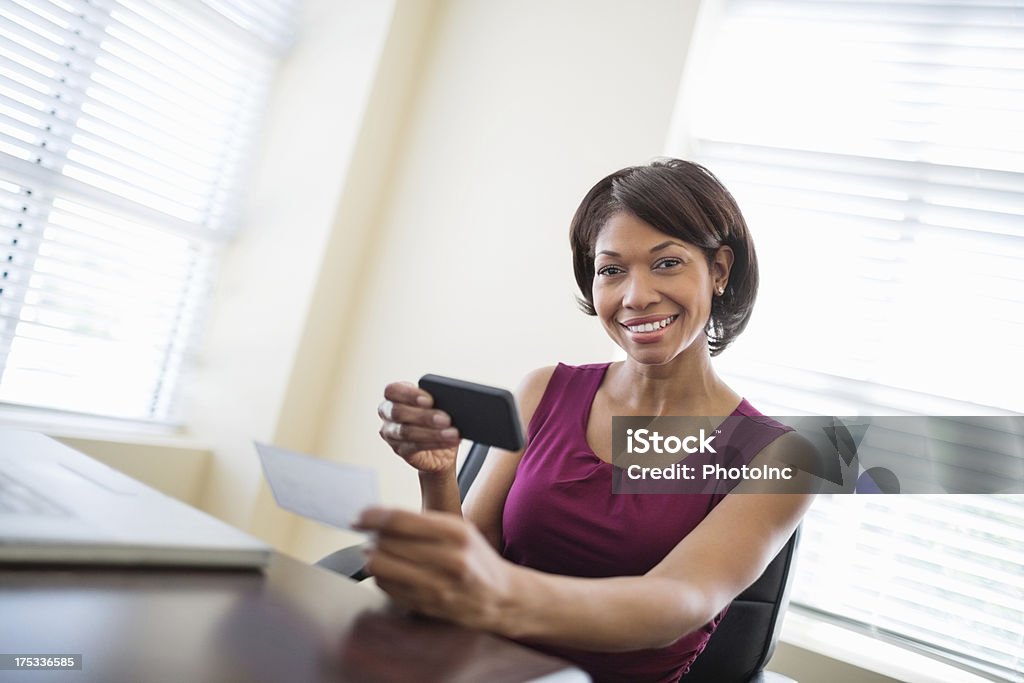 Femme d'affaires avec téléphone les dépôts l " - Photo de Chèque libre de droits