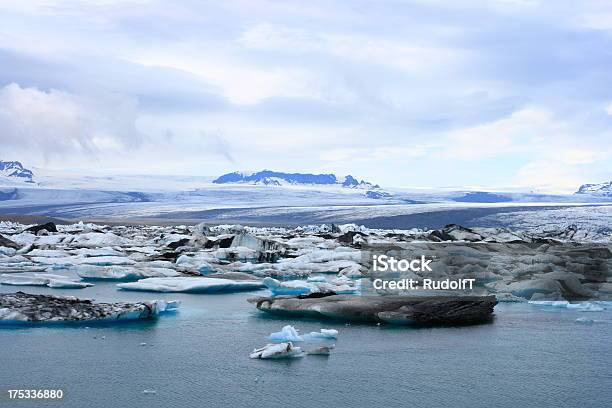 The Jökulsárlón Lake - zdjęcia stockowe i więcej obrazów Akwamaryn - Akwamaryn, Arktyka, Chłodny