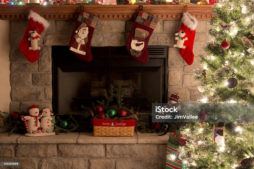 Sapin de Noël et de décorations cheminée de la maison - Photo de Chaussette de Noël libre de droits