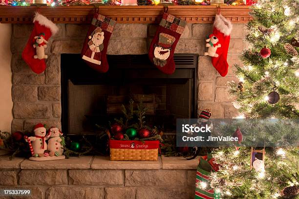 Photo libre de droit de Sapin De Noël Et De Décorations Cheminée De La Maison banque d'images et plus d'images libres de droit de Chaussette de Noël