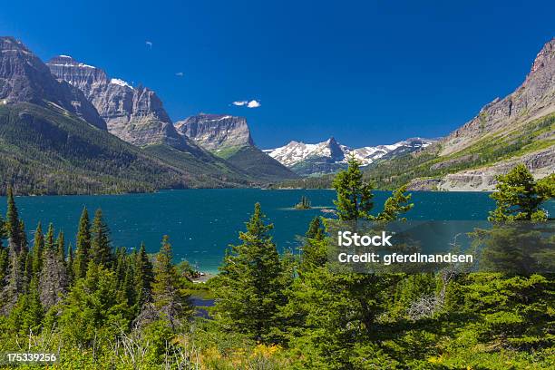 高山湖に小さな島 - アメリカグレイシャー国立公園のストックフォトや画像を多数ご用意 - アメリカグレイシャー国立公園, モンタナ州, 人物なし