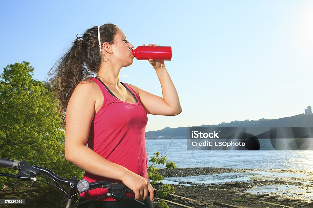 Sport femme à vélo pour bouteille d'eau - Photo de Adulte libre de droits