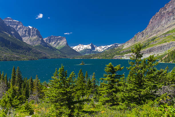 istock Alpine Lake and Small Island 175339423