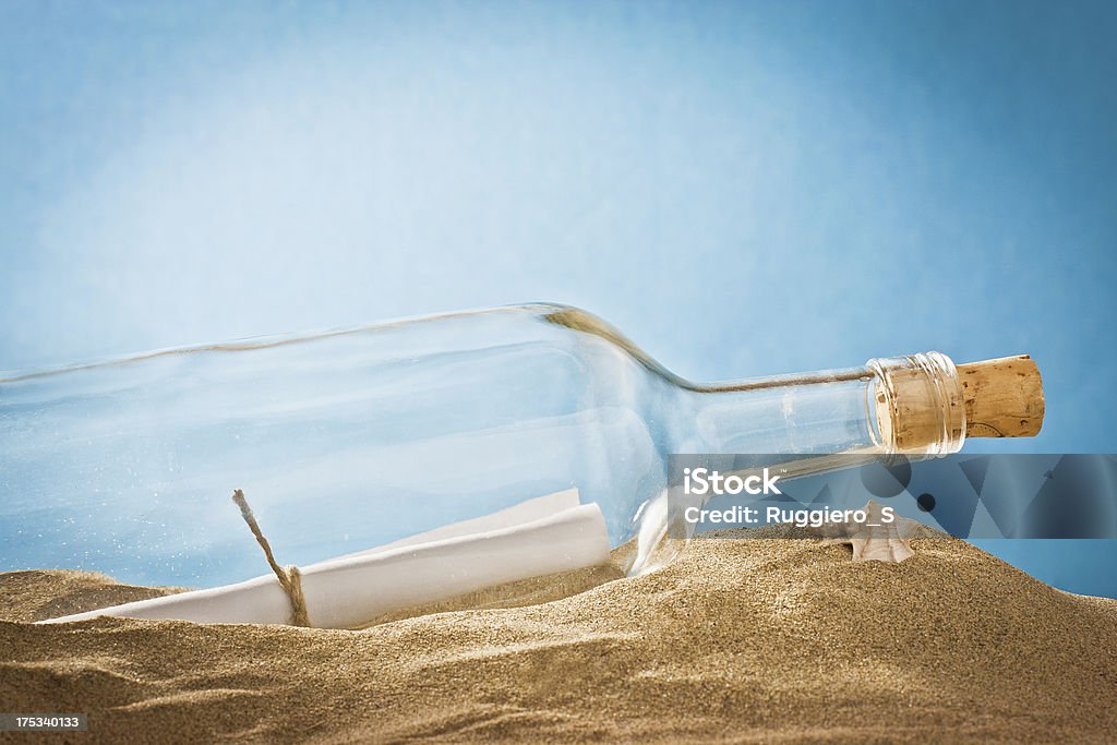 Messaggio in una bottiglia su sabbia - Foto stock royalty-free di Ambientazione esterna