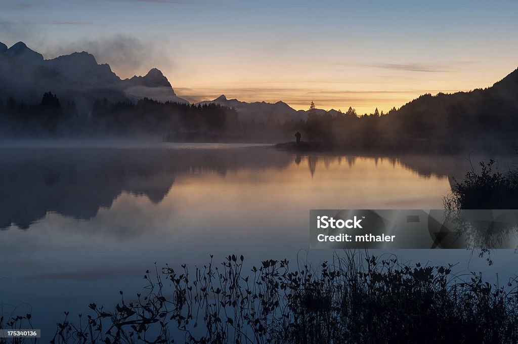 Pescatore sul lago Geroldsee - Foto stock royalty-free di Albero