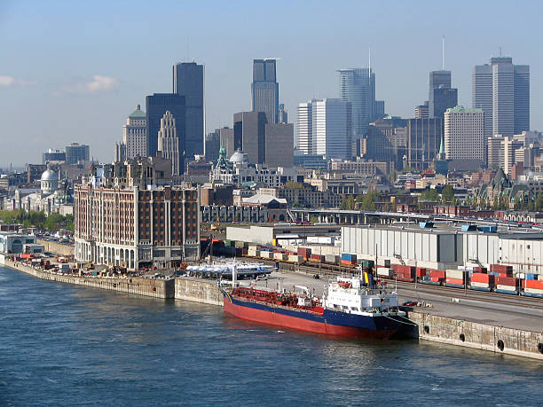 vista de montreal-comercial marina - river passenger ship nautical vessel military ship fotografías e imágenes de stock