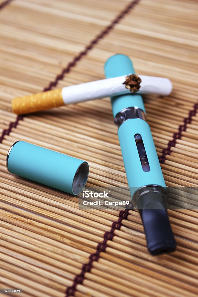 Электронная сигарета - Стоковые фото Батарея роялти-фри