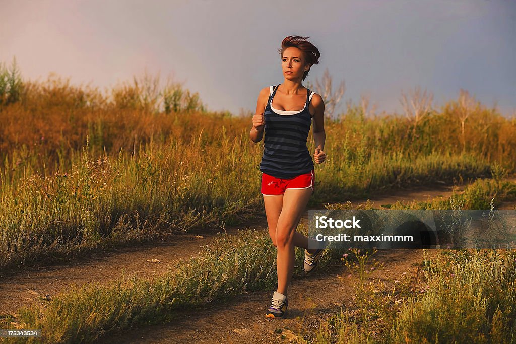 Belle jeune brunette femme des pistes de course ou un athlète - Photo de Activité libre de droits