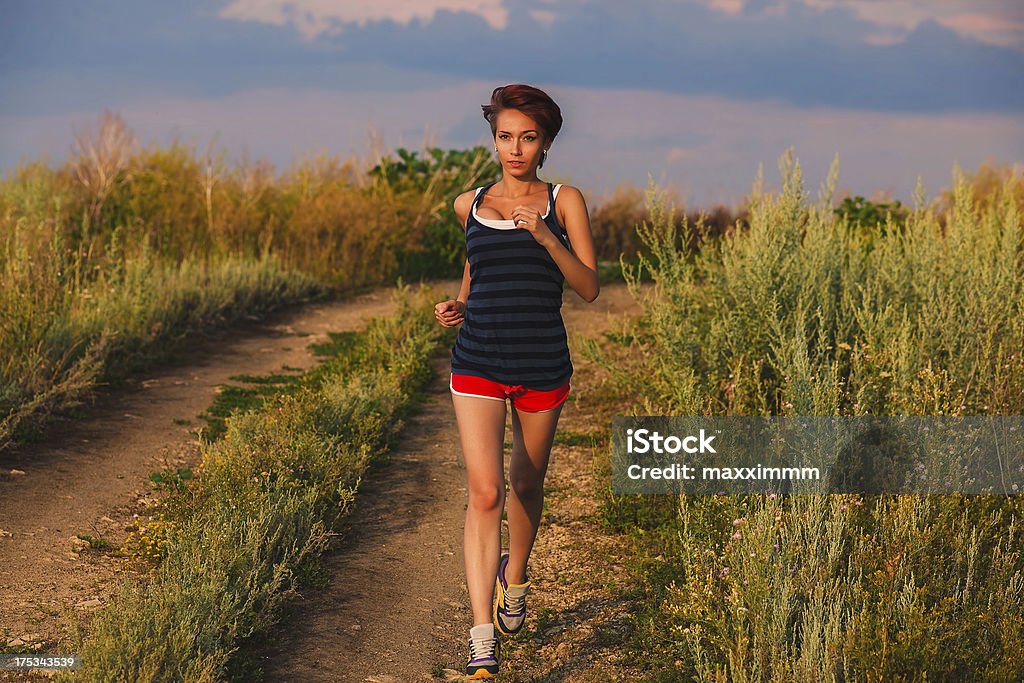 Bela jovem saudável execuções brunette uma mulher atleta a correr ou - Royalty-free Adulto Foto de stock